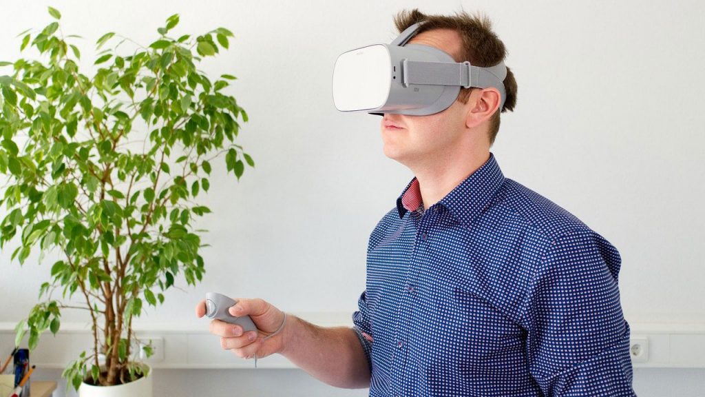 Man met Virtual Reality bril